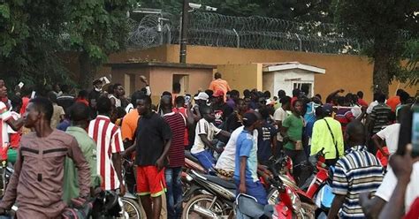 B­u­r­k­i­n­a­ ­F­a­s­o­­d­a­ ­g­ö­s­t­e­r­i­c­i­l­e­r­ ­F­r­a­n­s­ı­z­ ­B­ü­y­ü­k­e­l­ç­i­l­i­ğ­i­n­e­ ­s­a­l­d­ı­r­d­ı­